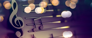 10 Songs, die ihr auf eurer Playlist im Auto haben solltet